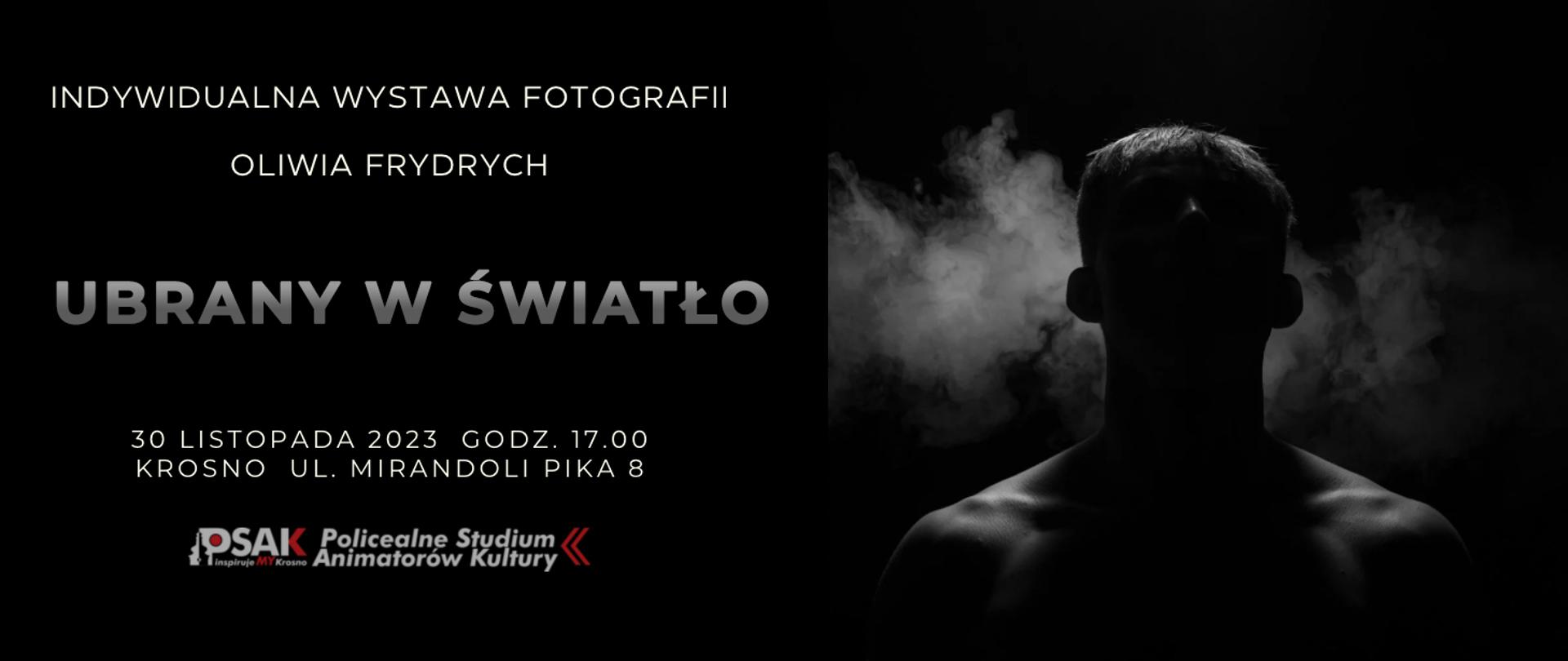 Plakat informujący o wystawie fotograficznej Oliwii Frydrych w dniu 30 listopada 2023 r.
Po prawej stronie na czarnym tle sylwetka mężczyzny. Po lewej stronie nazwa wystawy, data, miejsce, logo Studium.
