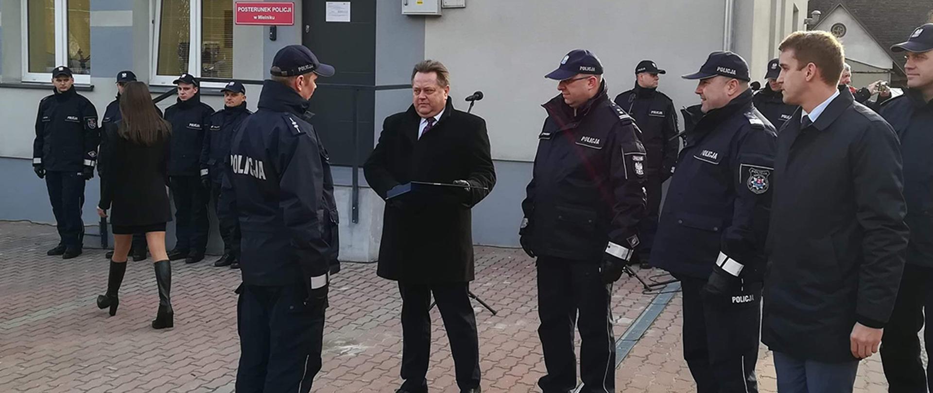Minister Jarosław Zieliński wręcza klucze podczas otwarcia posterunku w Mielniku 