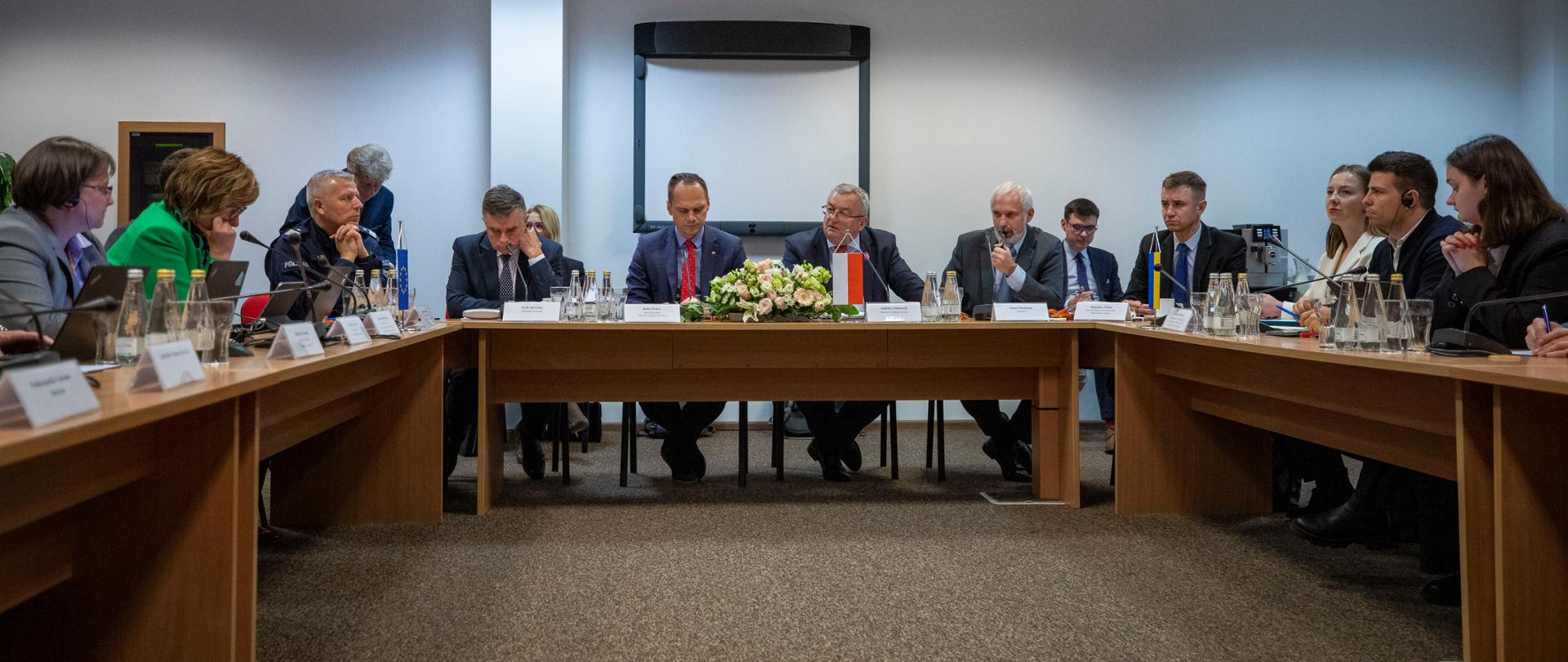 Minister infrastruktury RP Andrzej Adamczyk i wiceminister Rafał Weber odbywają serię spotkań międzynarodowych, których tematem jest akcja protestacyjna przedstawicieli branży transportu drogowego.