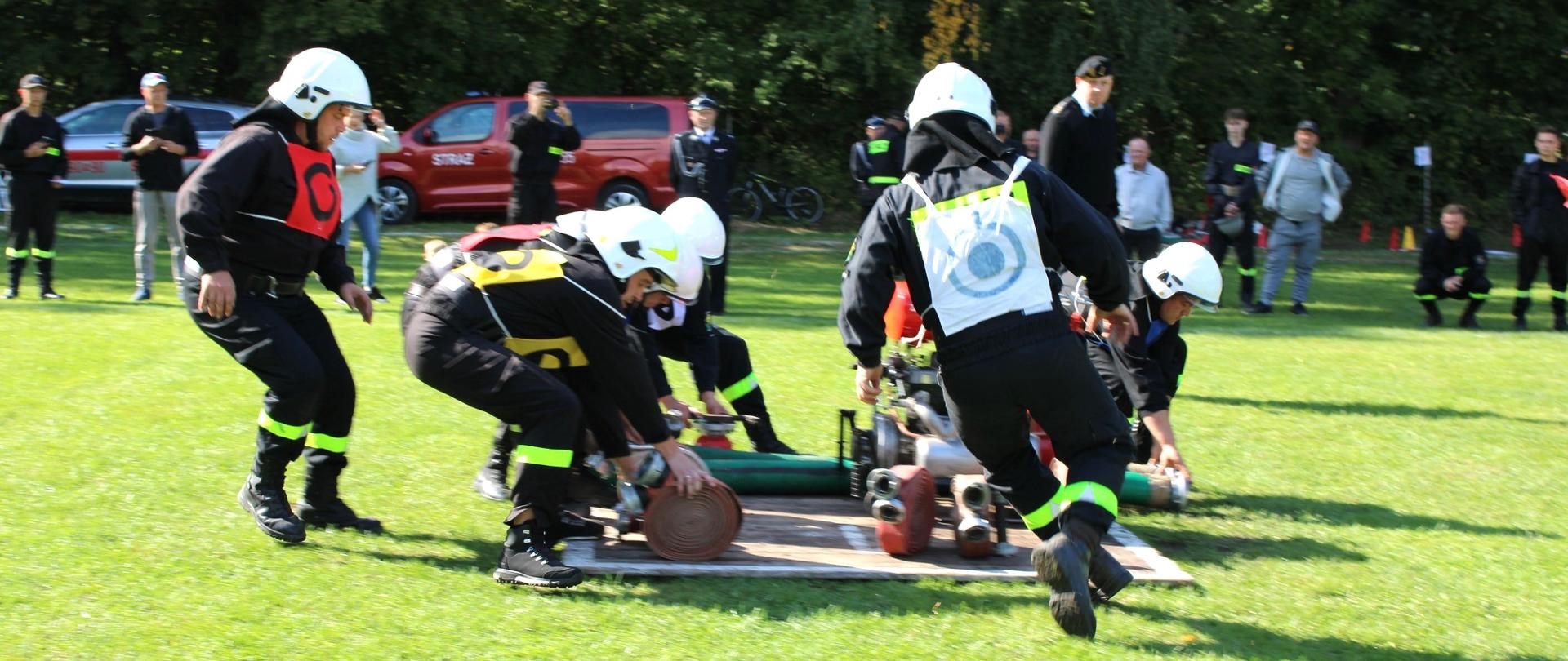 W dniu 24 września 2022 r. na terenie stadionu należącego do stadniny koni w Krasnem odbyły się XV Zawody Sportowo-Pożarnicze Jednostek OSP z terenu powiatu przasnyskiego.
Organizatorem zawodów był Odział Powiatowy Związku Ochotniczych Straży Pożarnych RP oraz Komenda Powiatowa Państwowej Straży Pożarnej w Przasnyszu. Do zawodów przystąpiło 6 drużyn dorosłych oraz 3 drużyny młodzieżowe z terenu powiatu przasnyskiego. Zawody rozegrane zostały w konkurencjach: ćwiczenie bojowe oraz sztafeta pożarnicza 7 x 50 metrów z przeszkodami. Konkurujące ze sobą drużyny otrzymały pamiątkowe dyplomy, a zwycięzcy odebrali puchary z rąk Prezesa Oddziału Powiatowego Związku OSP RP dh Bogdana Rzepczyńskiego oraz Komendanta Powiatowego Państwowej Straży Pożarnej w Przasnyszu st.bryg. Waldemara Białczaka.
Kolejność miejsc – ćwiczenie bojowe:
1. OSP Łaz – 43,51 pkt.
2. OSP Krasne – 47,65 pkt.
3. OSP Leszno – 50,85 pkt.
4. OSP Węgra – 52,45 pkt.
5. OSP Romany-Sebory – 54,60 pkt.
6. OSP Ulatowo-Pogorzel -55,65 pkt.
Kolejność miejsc – sztafeta pożarnicza:
1. OSP Krasne – 63,08 pkt.
2. OSP Leszno – 68,35 pkt.
3. OSP Węgra – 69,20 pkt.
4. OSP Łaz – 71,50 pkt.
5. OSP Ulatowo-Pogorzel – 81,50 pkt.
6. OSP Romany-Sebory – 84,37 pkt.
Klasyfikacja końcowa zawodów:
1. OSP Krasne – 110,73 pkt.
2. OSP Łaz – 115,01 pkt.
3. OSP Leszno – 119,20 pkt.
4. OSP Węgra – 121,65 pkt.
5. OSP Ulatowo-Pogorzel – 137,15 pkt.
6. OSP Romany-Sebory – 138,97 pkt.
Opracowanie: kpt. Piotr Kuligowski- Oficer Prasowy Komendanta Powiatowego PSP w Przasnyszu.
Zdjęcia: Justyna Maria Ben Abdallah.
