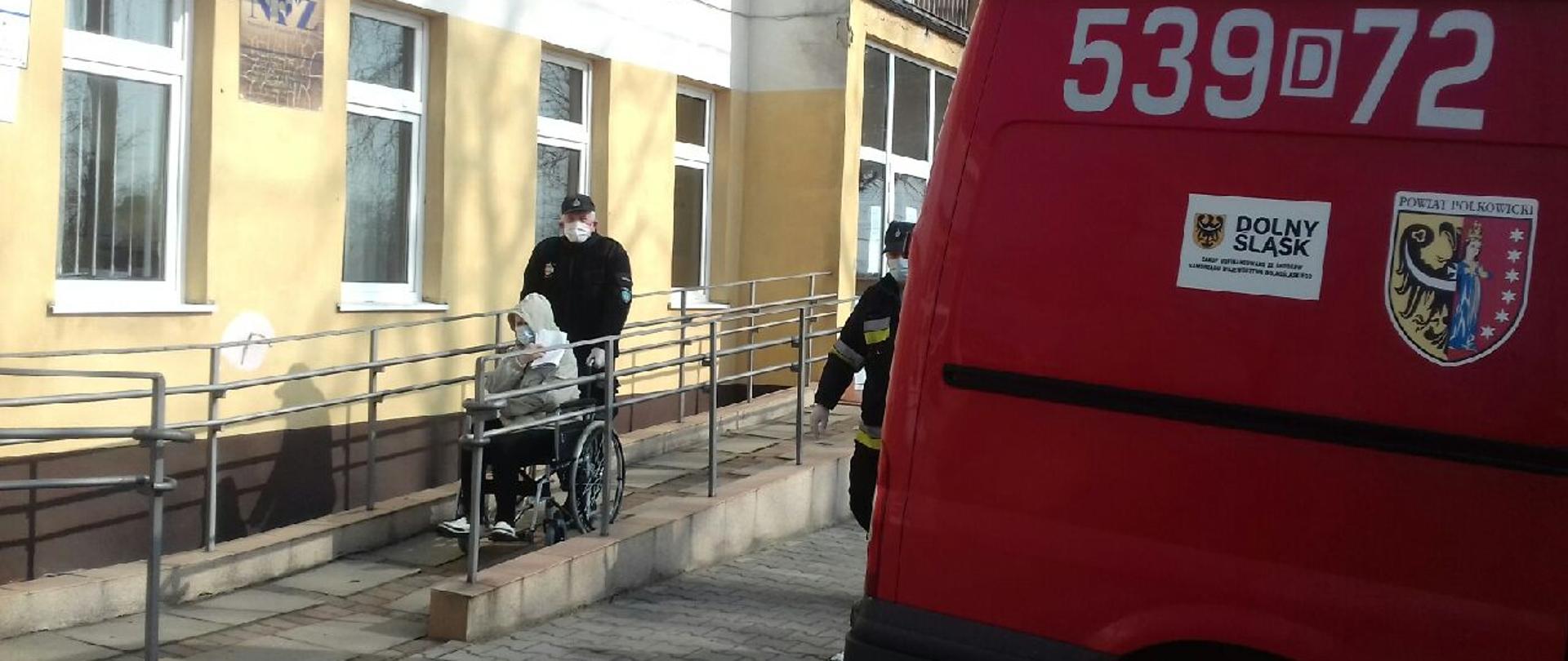 dziadek wiezie panią na szczepienie na wóżku