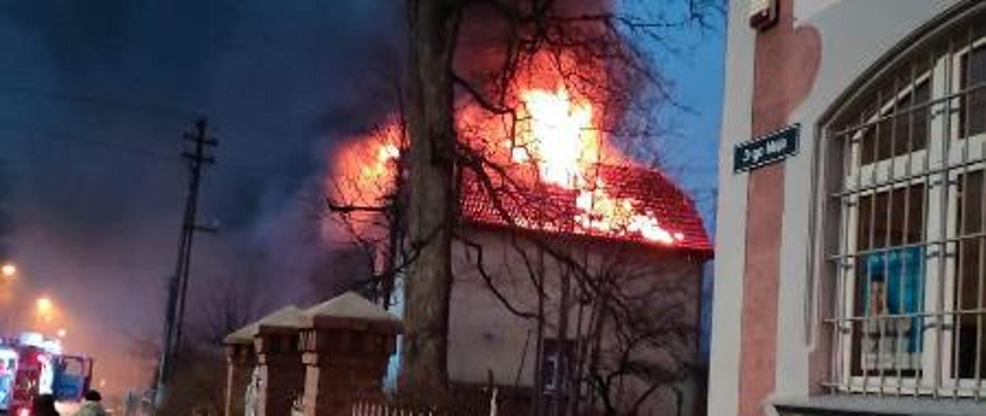 Pożar poddasza w budynku wielorodzinnym - Złoty Stok.