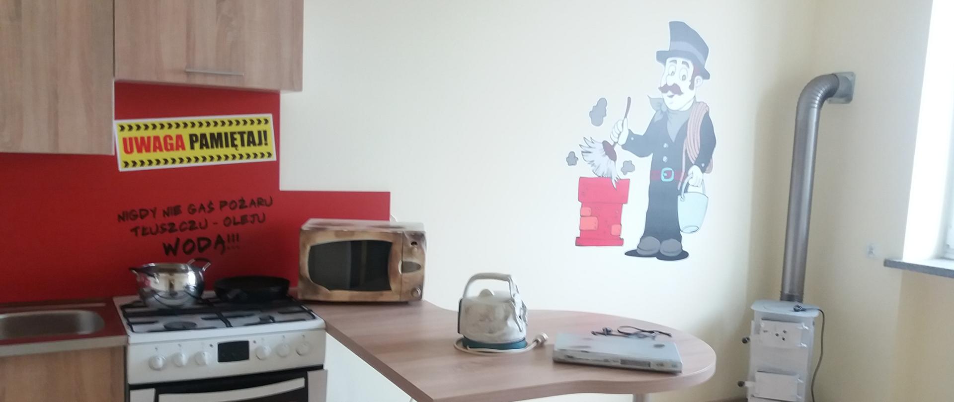 Zdjęcie sali kuchennej wraz z wyposażeniem i piecykiem typu "koza"