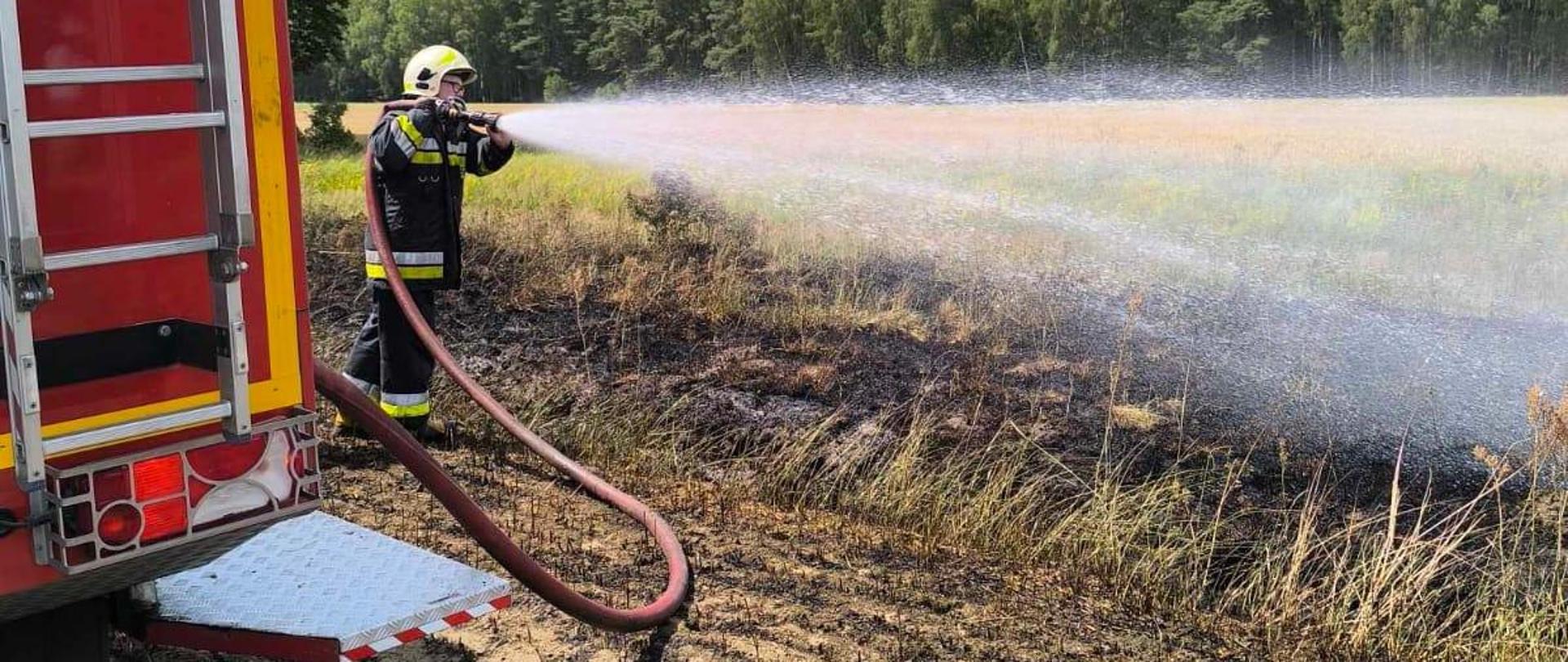 Samochód strażacki pole strażak gaszący pole