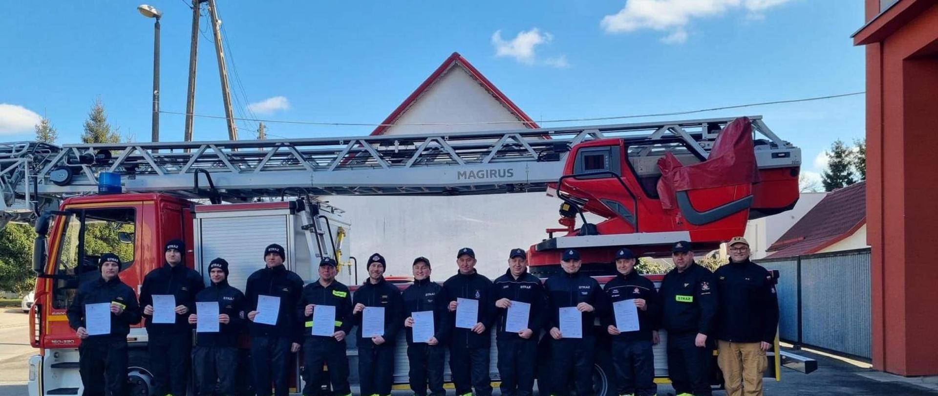 Strażacy po zakończonym kursie