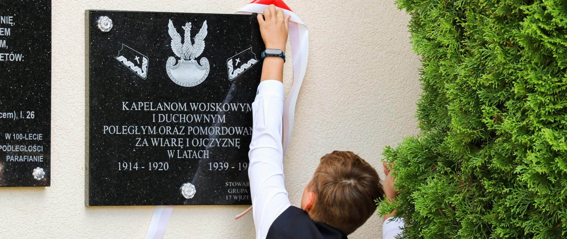 Odsłonięcie tablicy poświęconej kapelanom wojskowym i duchownym poległym za wiarę i Ojczyznę, źródło: IPN