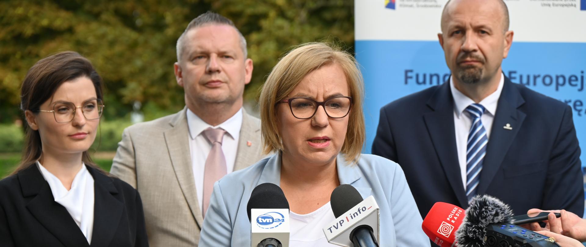 ministra klimatu i środowiska Paulina Hennig-Kloska wzięła udział w podpisaniu umowy w Kole o dofinansowanie z Funduszy Europejskich inwestycji w dobre praktyki kompleksowej rewitalizacji miejskiej zieleni, zwiększenia bioróżnorodności oraz edukacji ekologicznej mieszkańców