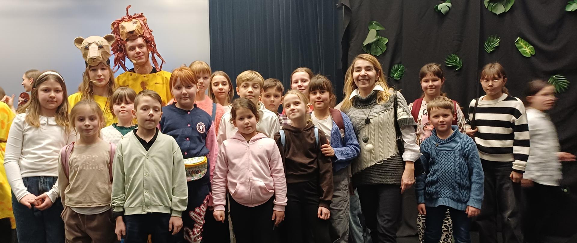 zdjęcie grupowe uczestników wycieczki z aktorami