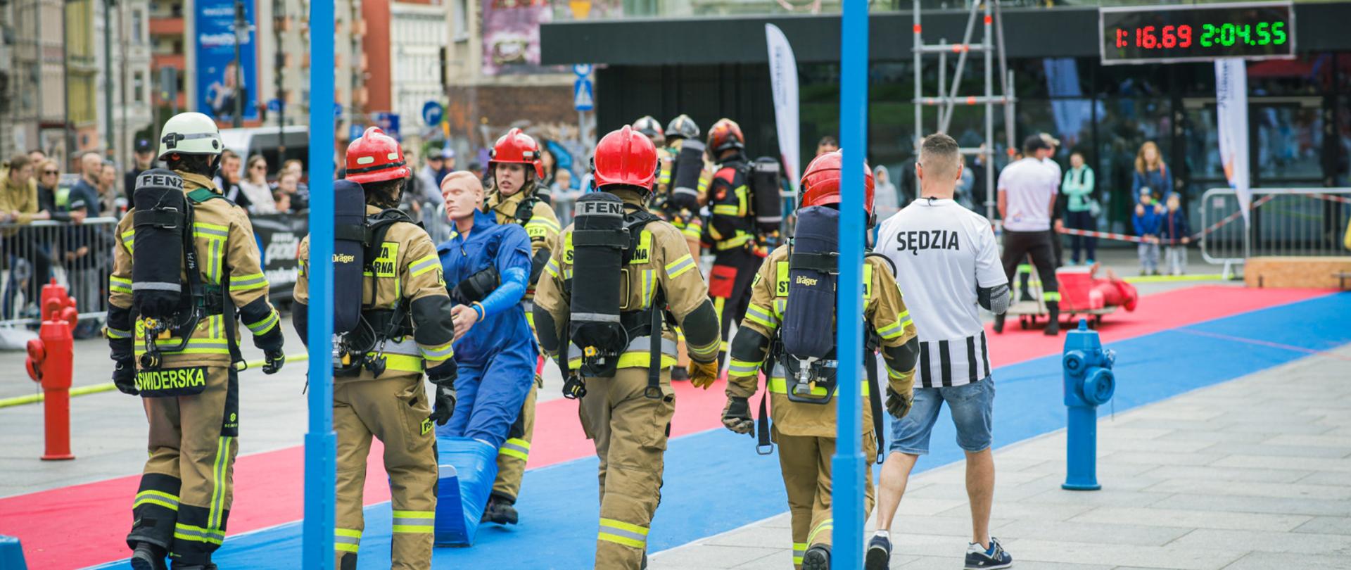 Na zdjęciu strażak z KP PSP Śrem podczas ewakuacji manekina po torze 
