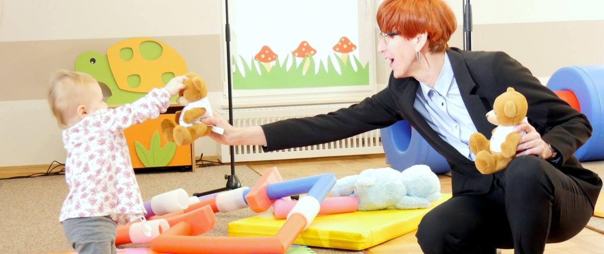 Minister Rafalska i dziecko