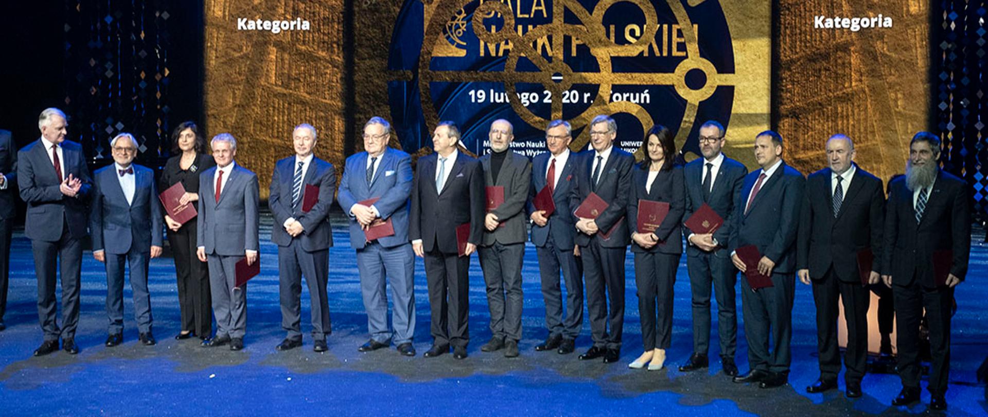 Zdjęcie zbiorowe laureatów nagród