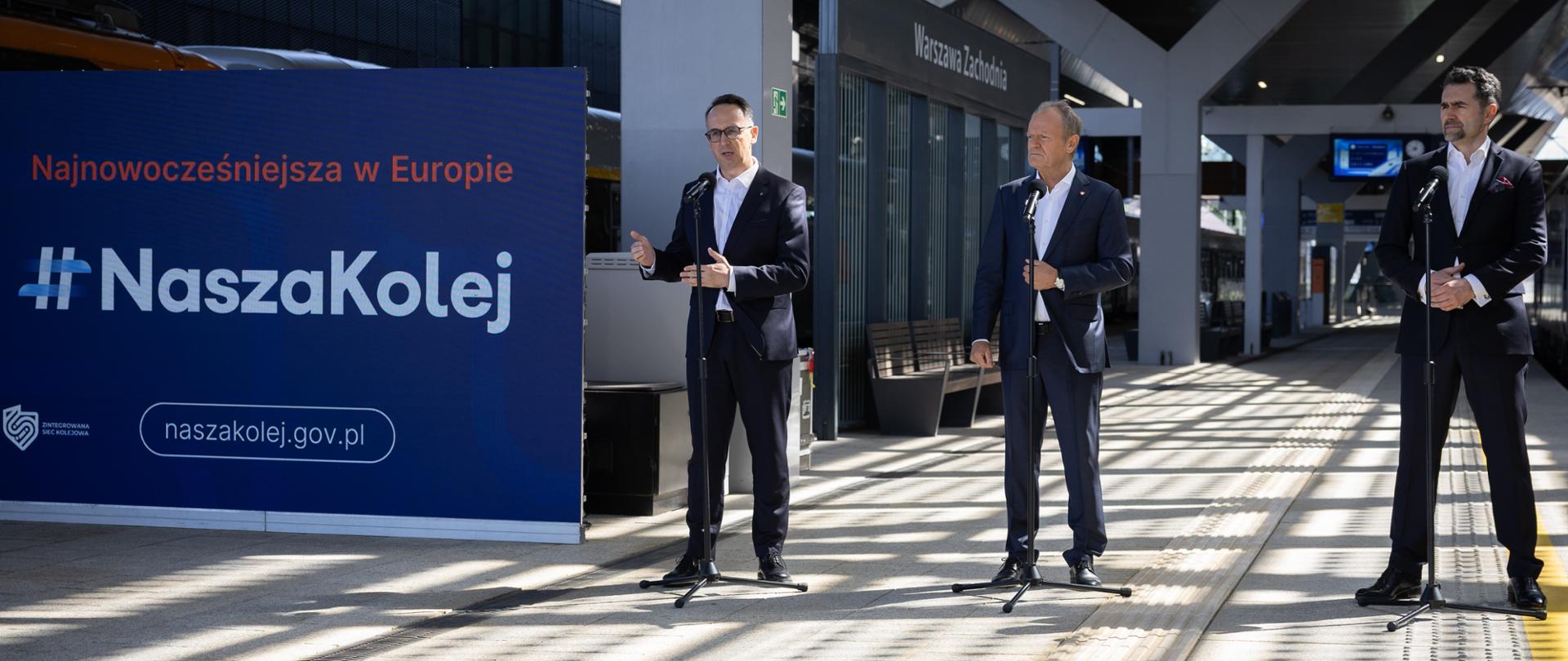 Efekty działań rządu na rzecz odbudowy i rozwoju kolei oraz ambitne plany inwestycyjne - to główne tematy konferencji pod hasłem „Najnowocześniejsza w Europie - #NaszaKolej!”, która odbyła się 22 lipca 2026 r. na dworcu Warszawa Zachodnia. W wydarzeniu wzięli udział premier Donald Tusk, minister infrastruktury Dariusz Klimczak oraz wiceminister infrastruktury, pełnomocnik rządu ds. CPK Piotr Malepszak.
