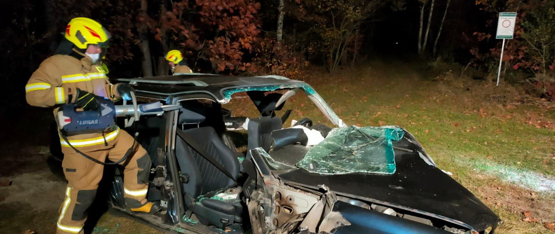 Na zdjęciu znajduje się strażak ćwiczący rozcinanie pojazdu przy pomocy narzędzi hydraulicznych