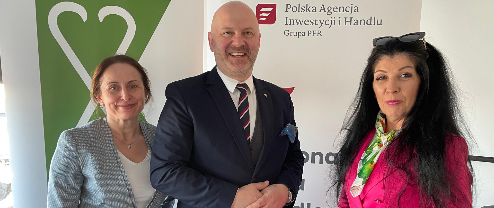 od prawej Anna Kusy Łowicka ZWIJHARS, Aleksander Bolko prezes KIG, Dorota Pawlos-Podbielska z-ca ZWIJHARS