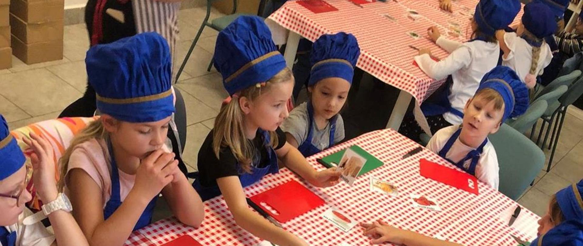 Dzieci biorą udział w quizie