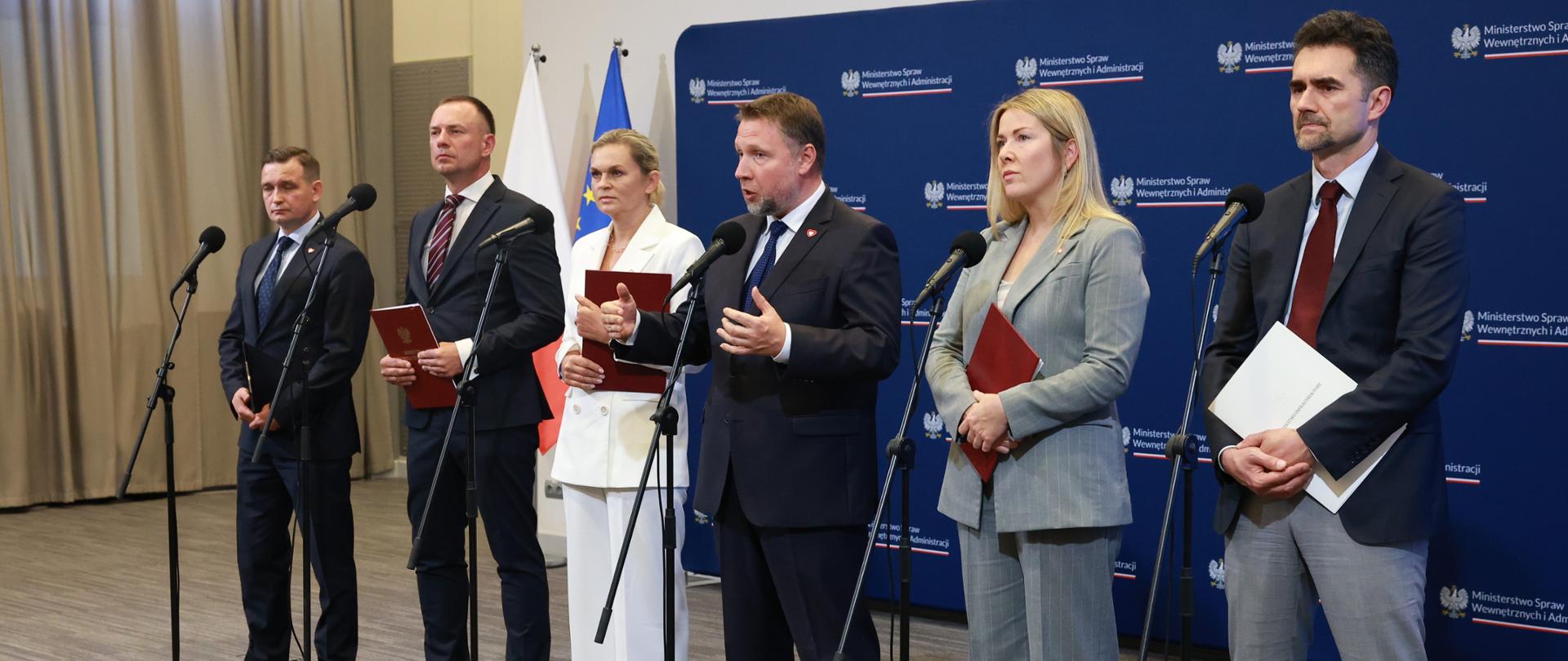 Konferencja prasowa w MSWiA z udziałem wiceministra infrastruktury Piotra Malepszaka