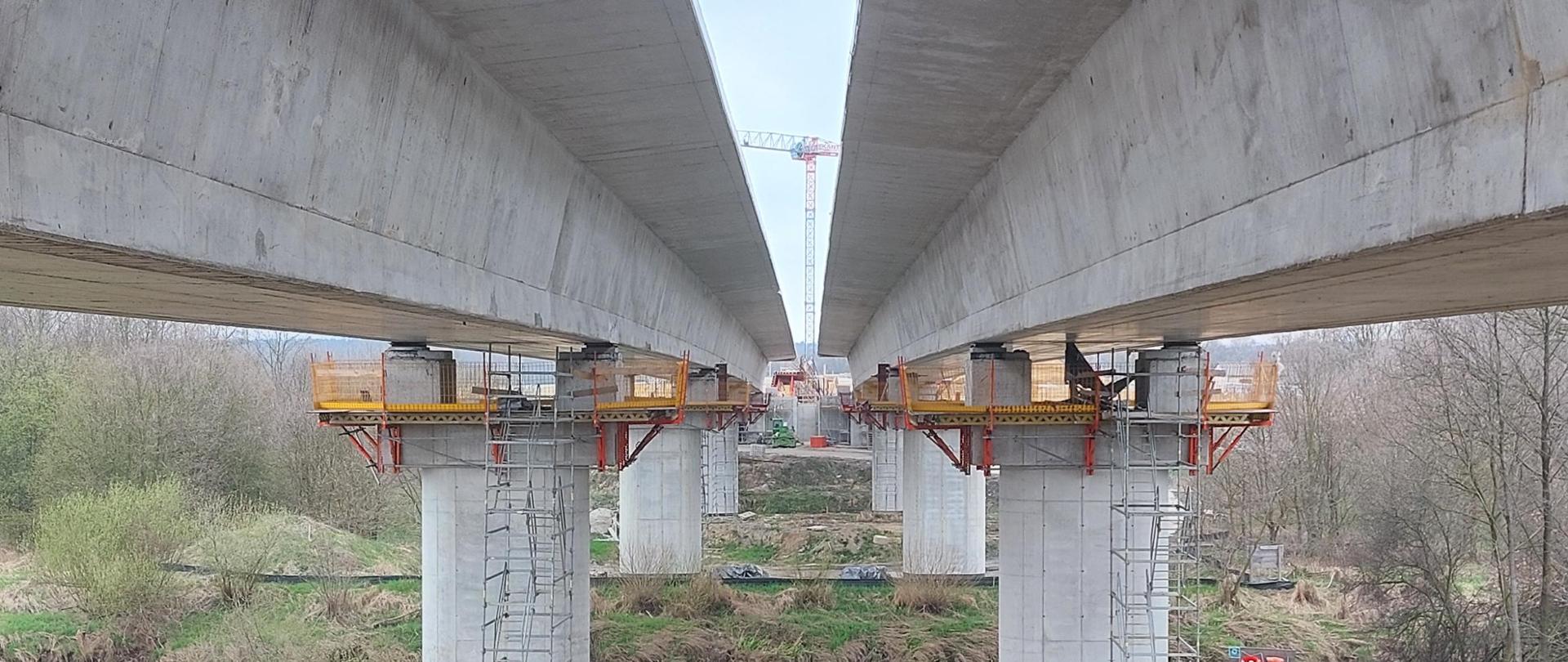 Konstrukcja mostu nad Wisłą, budowanego w ramach obwodnicy Oświęcimia, połączyła oba brzegi rzeki. Przeprawa ma 432 m (dla jezdni lewej) oraz 420 m (dla jezdni prawej) długości i leży na terenie gmin Bojszowy w województwie śląskim i Oświęcim w Małopolsce.
