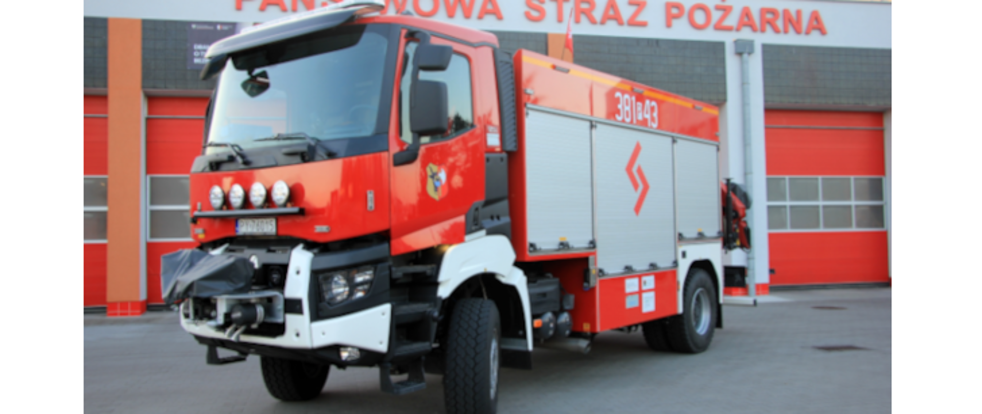 duży czerwony samochód gaśniczy straży pożarnej stoi przed remizą