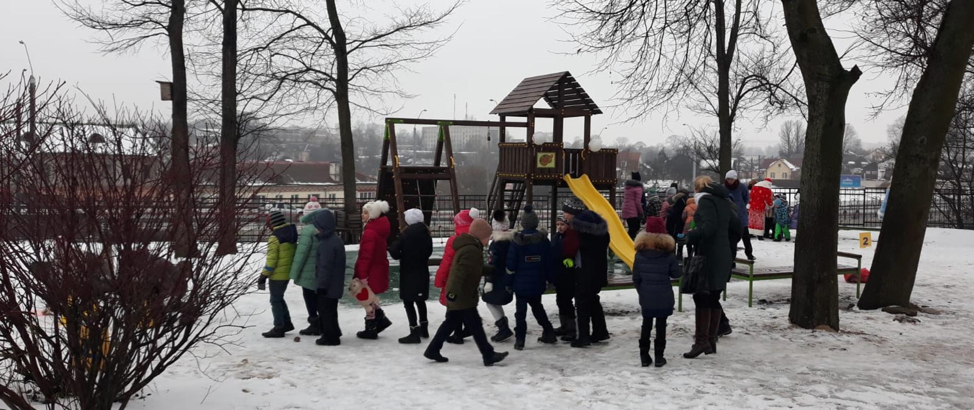 plac_zabaw_w_Mohylewie grupa dzieci na zimowym placu zabaw