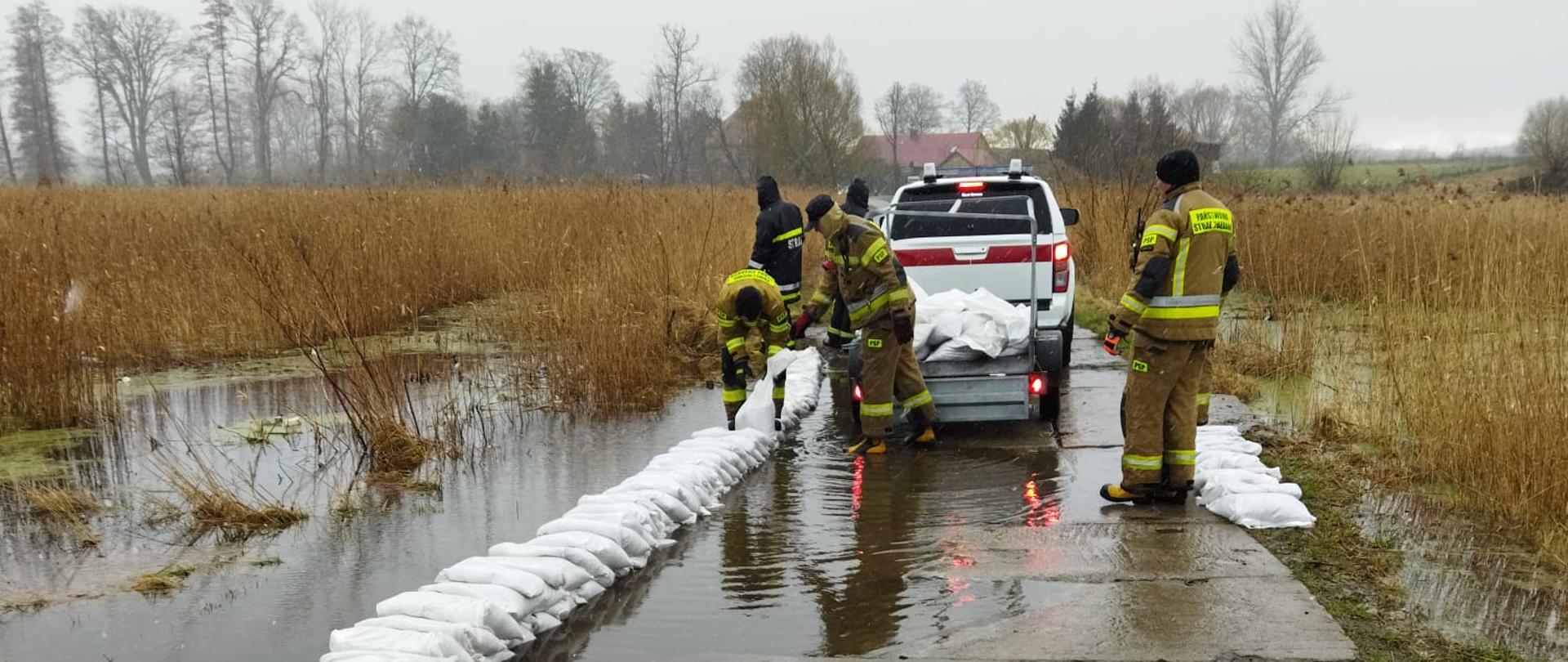 Państwowa Straż Pożarna wraz z jednostkami Ochotniczych Straży Pożarnych prowadziła działania mające na celu zapobiec zalaniu terenów mieszkalnych oraz dróg dojazdowych do miejscowości Płastkowo