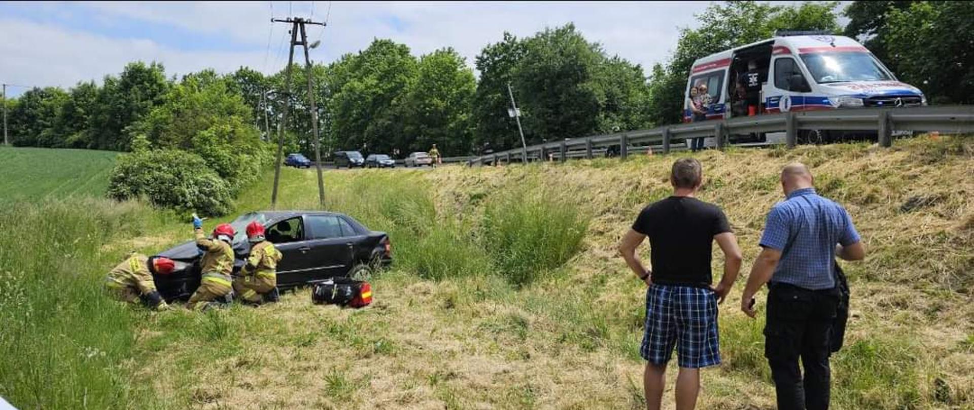 Strażacy zabezpieczają samochód