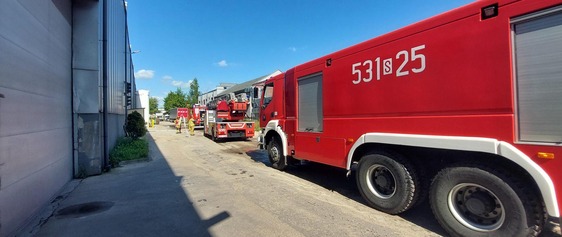 Zdjęcie przedstawia wozy strażackie i strażaków podczas ćwiczeń