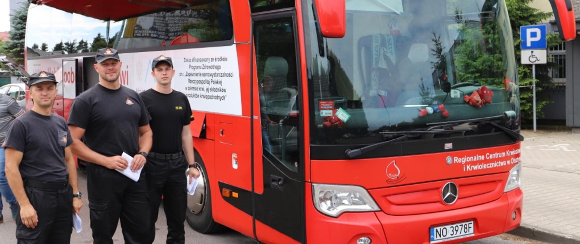 Strażacy wchodzą do ambulansu do poboru krwi. 