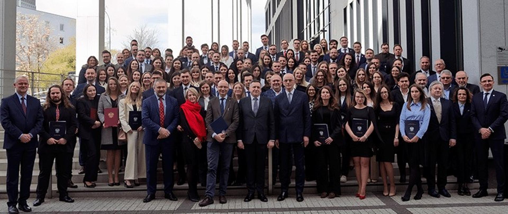 Nowe Pokolenie Prokuratorów: Zakończenie Szkolenia i Rekrutacja Asesorów w KSSiP