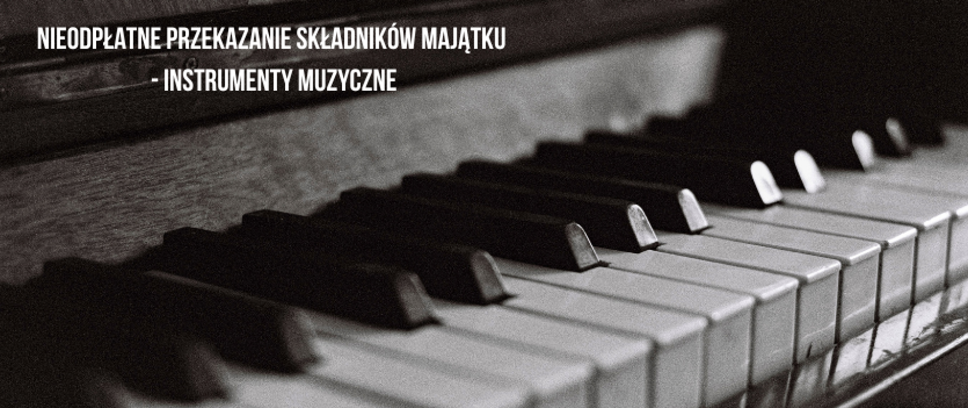 grafika: w tle czarno białe zdjęcie klawiatury fortepianu. W górnym lewym rogu napis "Nieodpłatne przekazanie składników majątku - instrumenty muzyczne"
