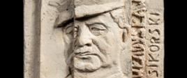 Na zdjęciu widzimy medalion wykonany z białego gipsu porcelanowego na którym przedstawiony jest portret generała Władysława Sikorskiego. Praca zdobyła pierwsze miejsce w Ogólnopolskim Konkursie na medalion z wizerunkiem generała Władysława Sikorskiego organizowanego w Inowrocławiu.