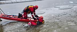 Strażacy ćwiczą ratownictwo lodowe na lodzie 