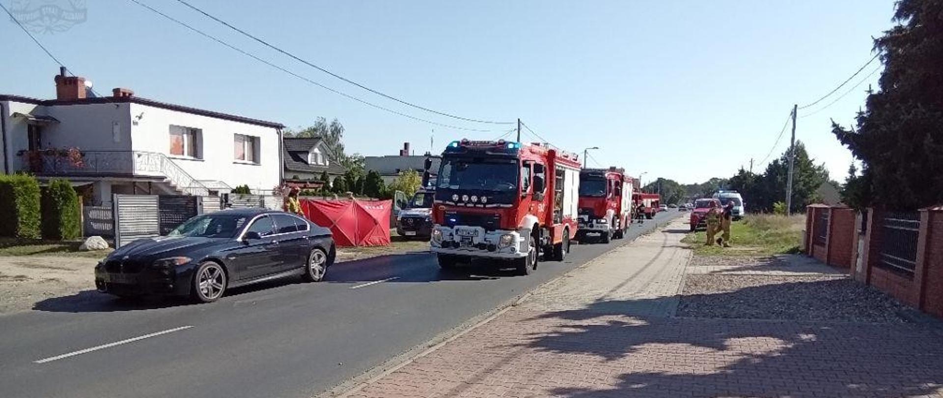 Uszkodzone auto oraz pojazdy strażackie.