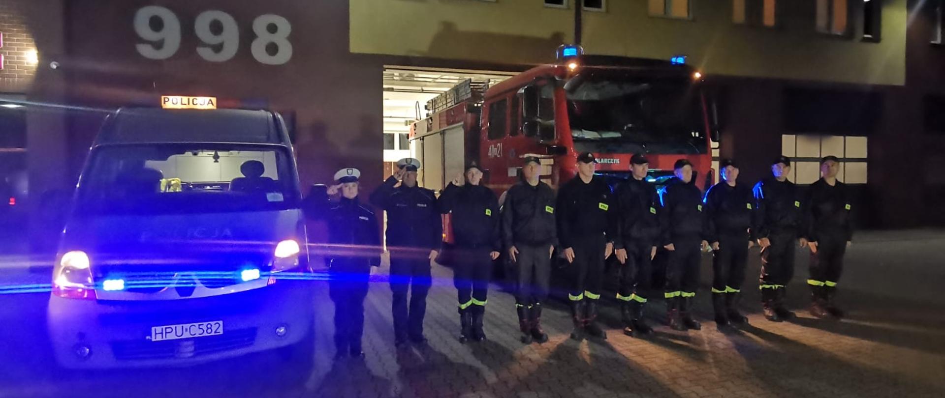 Policjanci i strażacy oddają hołd zmarłem strażakowi 