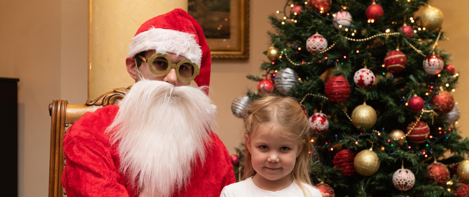 Deda Mraz i djeca sa poklonom