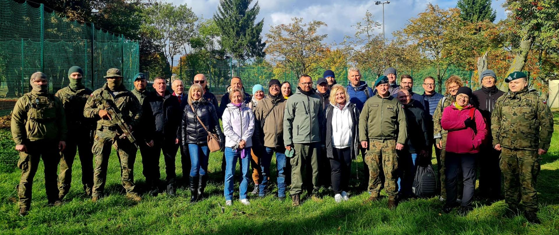 zdjęcie przedstawiające uczestników szkolenia obronnego przeprowadzonego w październiku 2025 roku