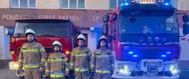 Na zdjęciu widoczni są druhowie OSP na tle samochodów ratowniczo gaśniczych, oddający hołd zmarłemu strażakowi Państwowej Straży Pożarnej