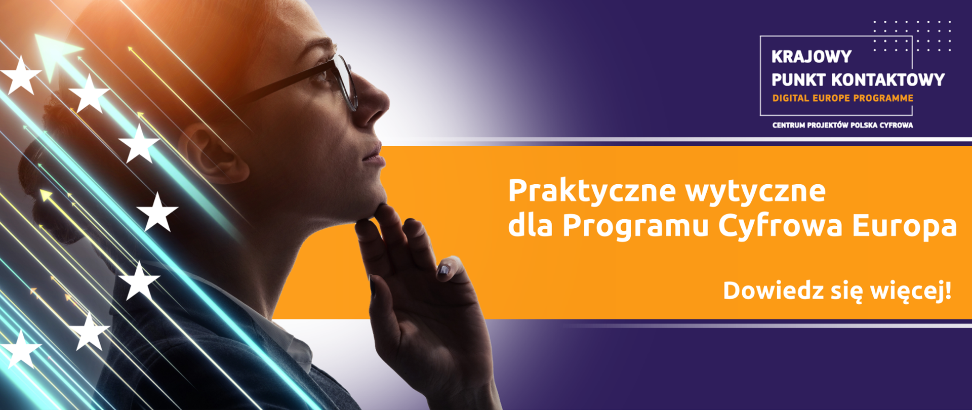 W prawym górnym rogu umieszczono logo Krajowego Punktu Kontaktowego dla Programu Cyfrowa Europa. Niżej na pomarańczowym pasku widnieje biały napis - "Praktyczne wytyczne dla Programu Cyfrowa Europa. Dowiedz się więcej!". W lewej części grafiki widnieje profil kobiety w okularach, patrzącej przed siebie i dotykającej dłonią podbródka. Na profil naniesione jest półkole z gwiazd pochodzących z flagi Unii Europejskiej oraz świetliste strzałki wskazujące jeden kierunek.