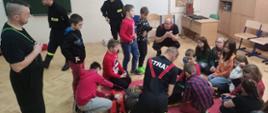 Dzieci ćwiczą udzielanie pierwszej pomocy.