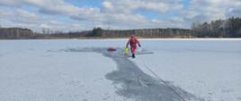 Zdjęcia przedstawia strażaków podczas ćwiczeń na lodzie