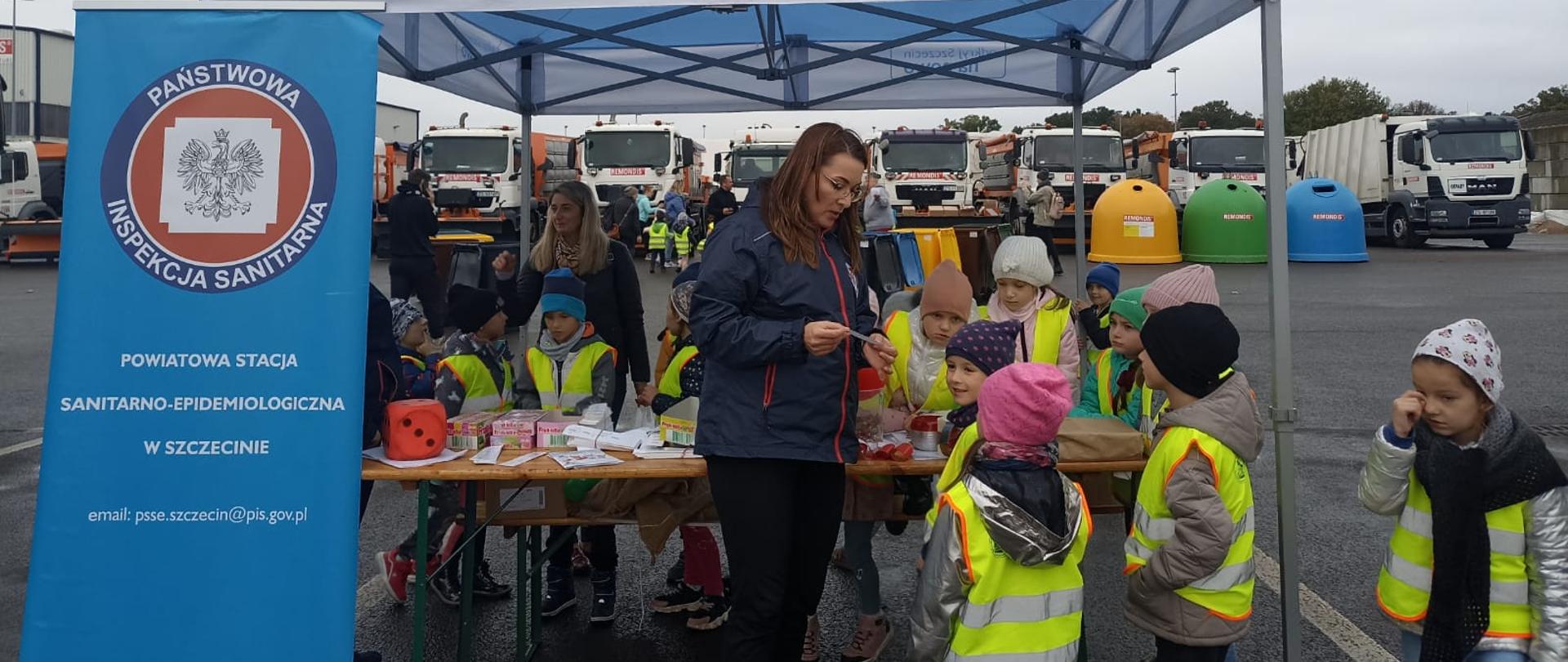 Odjazd śmieci, dzieci słuchają zagadek 