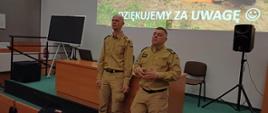 Na zdjęciu strażak przedstawia prezentacje w auli wykładowej.
