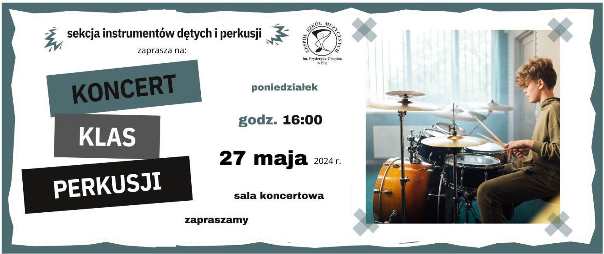 Na białym tle w zielonej oprawie na trzech grubych paskach w kolorze zielonym, khaki i czarnym napisy: koncert klas perkusji. Obok napisy: poniedziałek, godz. 16:00 27 maja 2024 sala koncertowa. Zapraszamy. Po prawej stronie zdjęcie w turkusowym pokoju na perkusji gra chłopak. W rękach trzyma pałeczki, ubrany jest w zielone spodnie i zieloną bluzę , włosy jasne kręcone z bujną czupryną na głowie.