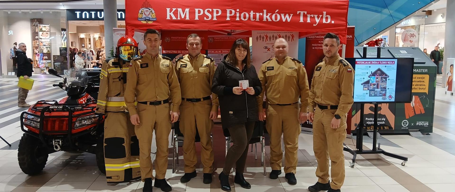 Funkcjonariusze KM PSP Piotrków Tryb. podczas kampanii edukacyjno-informacyjnej „Czujka na straży Twojego bezpieczeństwa!”