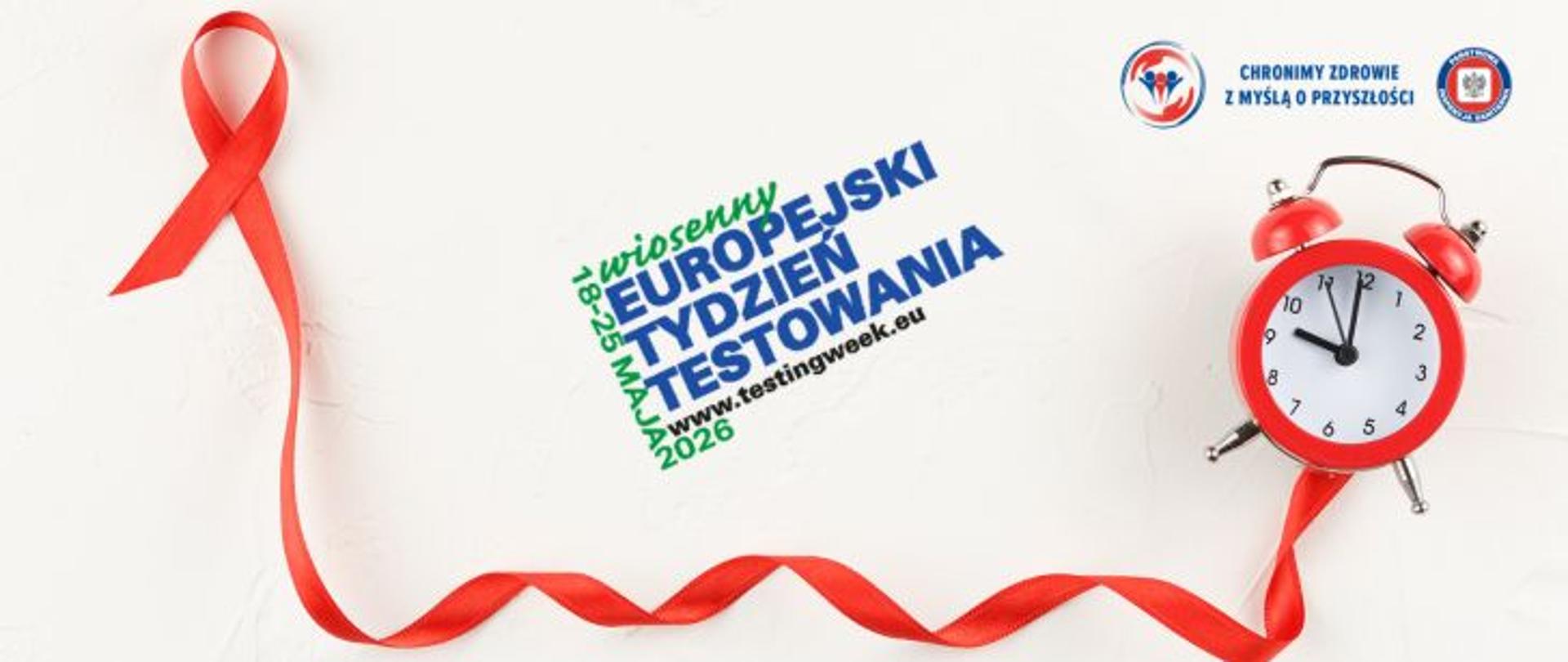Na jasnym tle od lewej u górze czerwona wstążeczka której koniec biegnie w dół i w prawo. Koniec wstążeczki dotyka czerwonego budzika. Na środku granatowo-zielony napis Wiosenny Europejski Tydzień Testowania 18-25 maja 2026 r. W prawy górnym rogu logo Państwowej Inspekcji Sanitarnej wraz z hasłem: Chronimy zdrowie z myślą o przyszłości. 