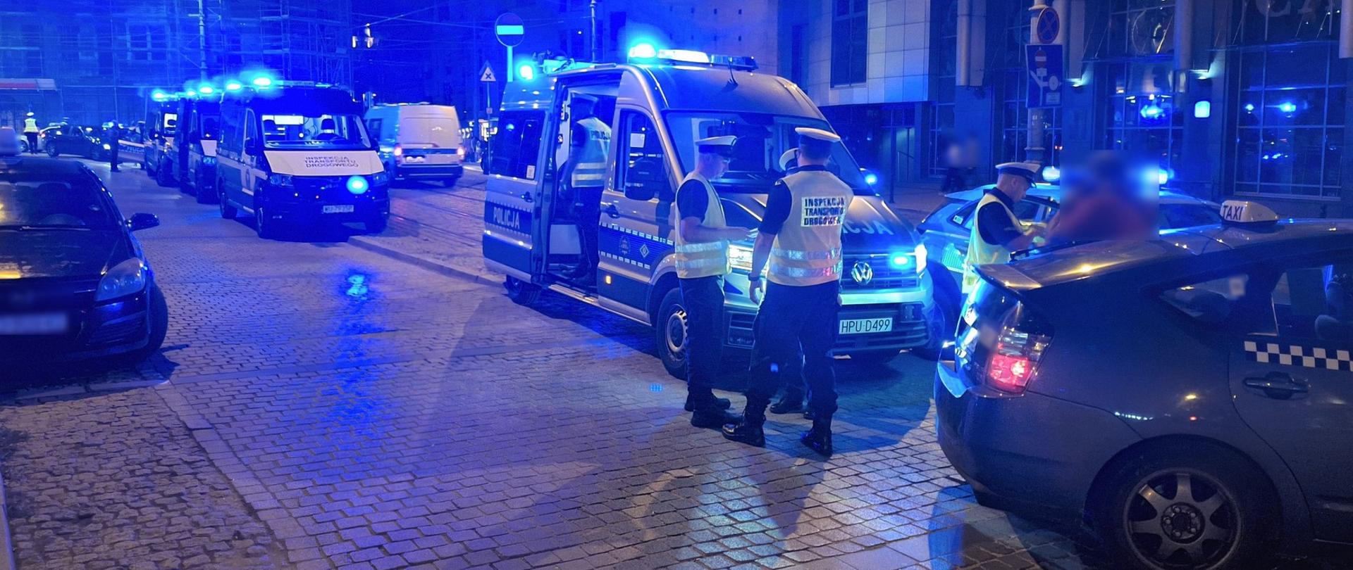 Od godz. 22.00 w piątek 4 sierpnia do godz. 3.00 w sobotę 5 sierpnia na Starym Mieście w Poznaniu i przylegających ulicach trwały kontrole służb zapobiegające istnieniu szarej strefy rynku przewozu osób