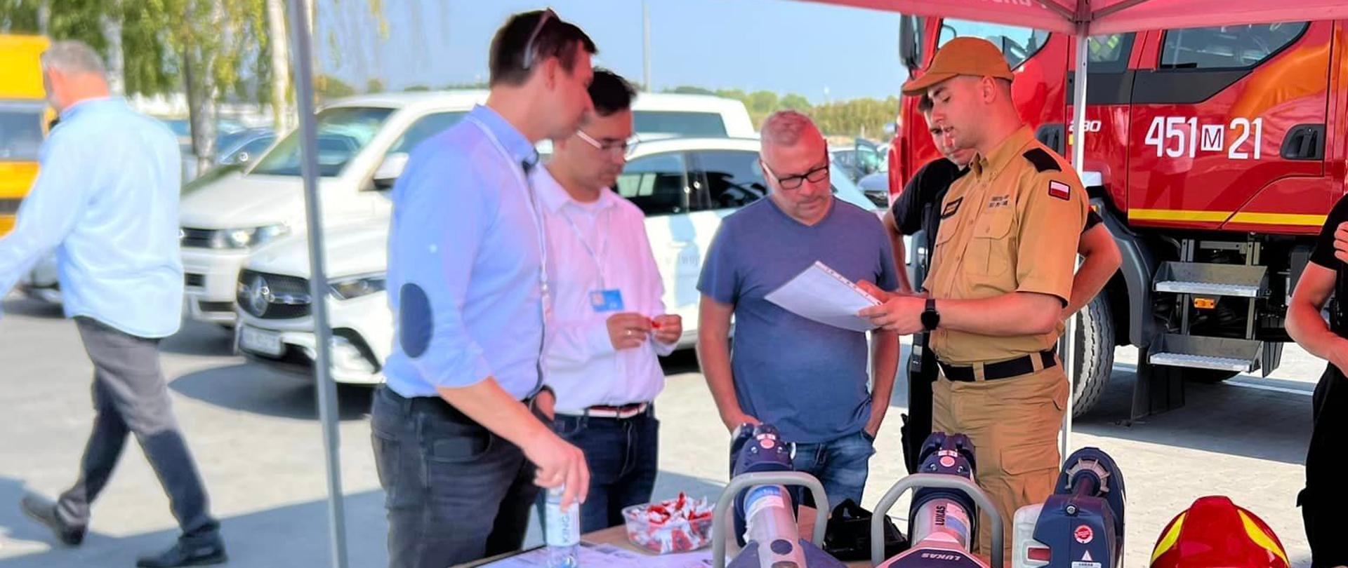 Fleet Elektric Day - stanowisko KP PSP w Grójcu podczas dnia poświęconego samochodom elektrycznym 