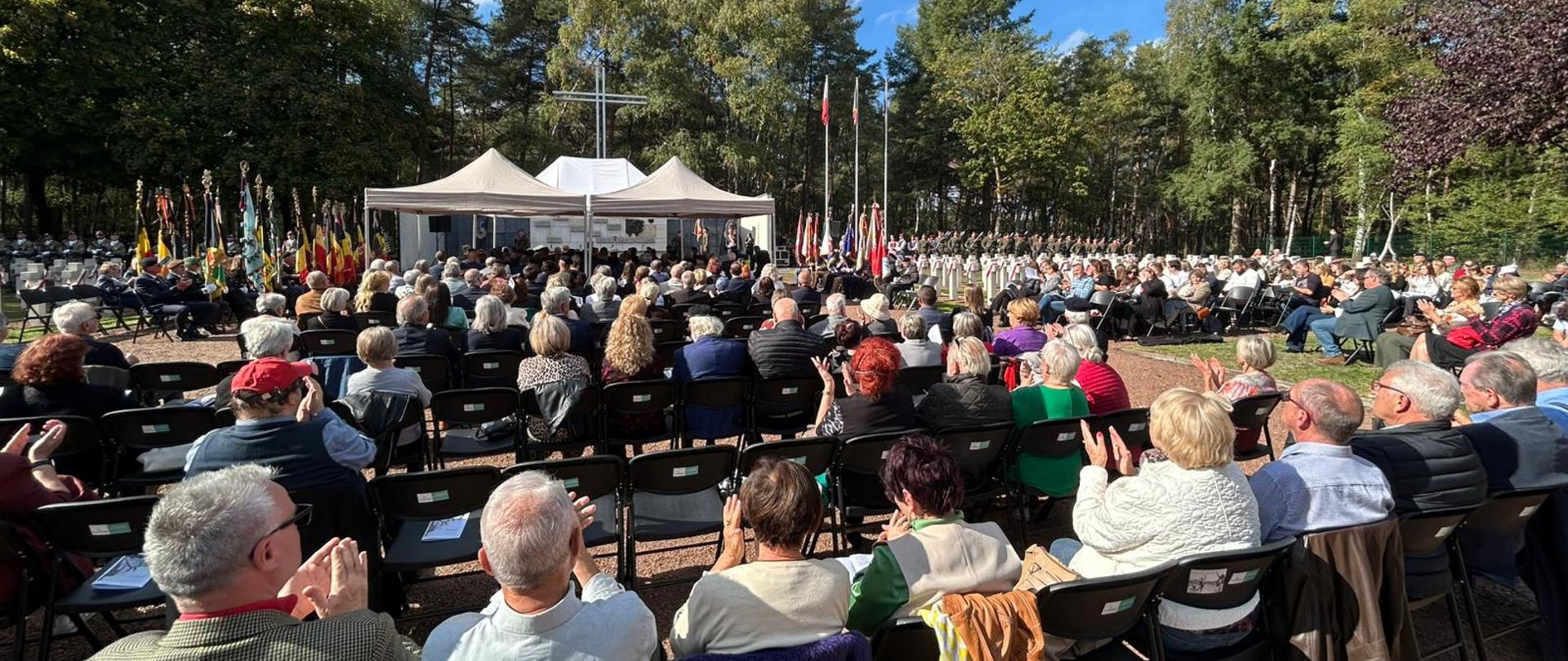 na zdjęciu widok na uczestników uroczystości oraz pomnik na Cmentarzu Wojennym w Lommel
