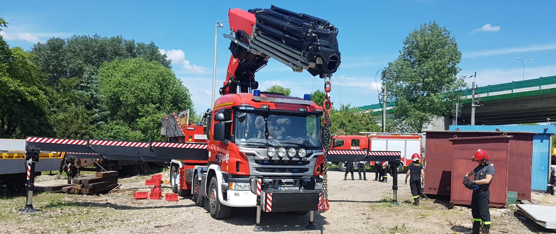 Rozstawiony 40-tonowy żuraw