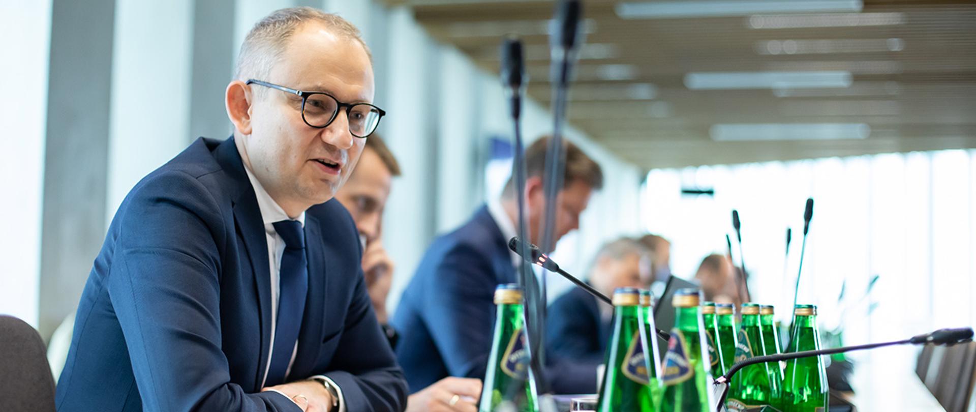Na zdjęciu: wiceminister Błażej Poboży zabiera głos podczas posiedzenia Komisji 