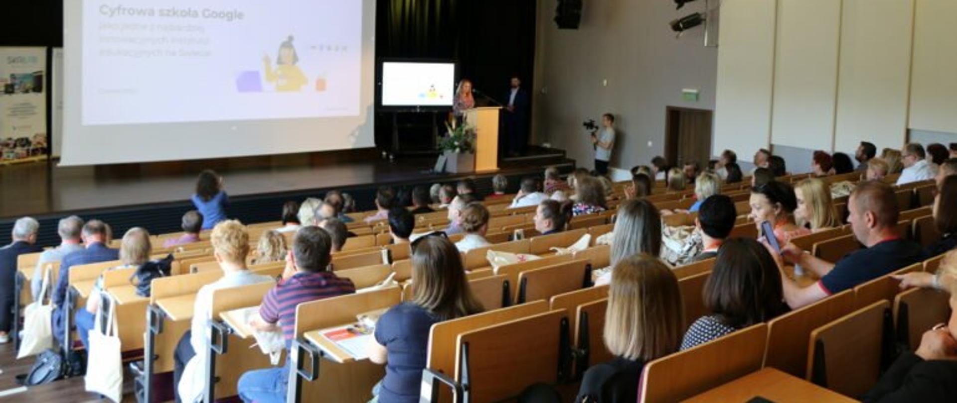 Uczestnicy konferencji dotyczącej innowacji w edukacji